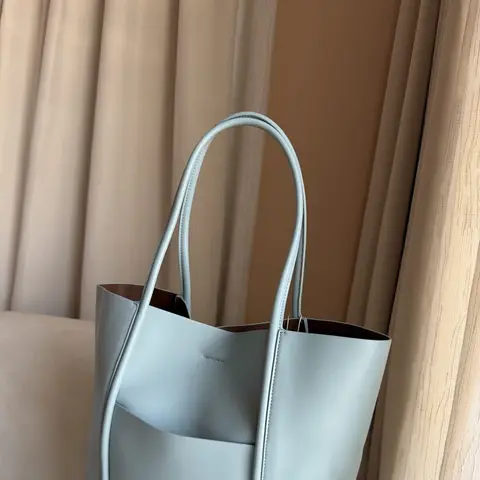     Minimalist Tote