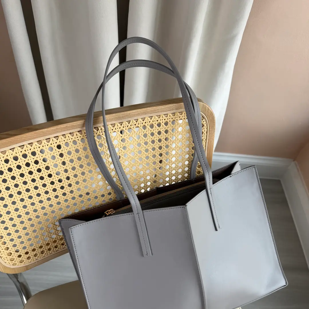     Panel Tote